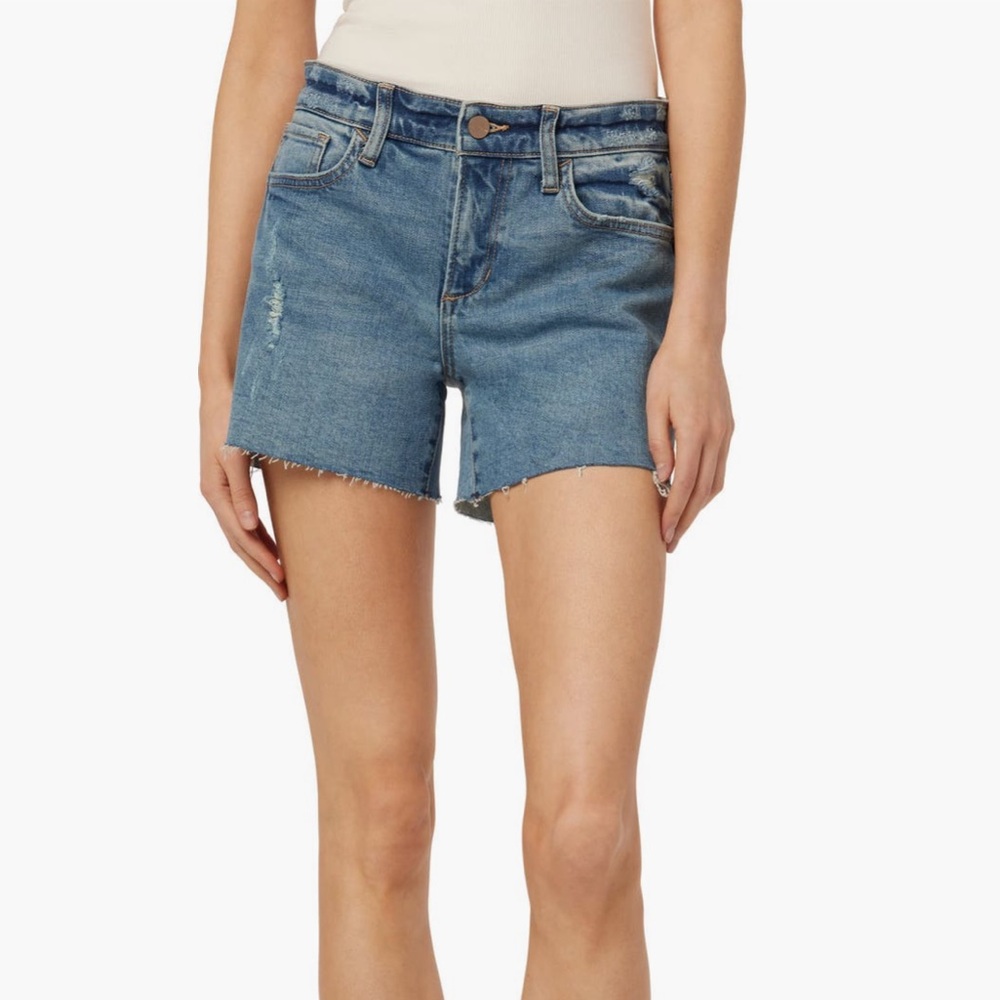 Joe's Jeans THE OZZIE SHORT
MID RISE 3.5” SHORT // FRAY HEM // WHITE // Size 26